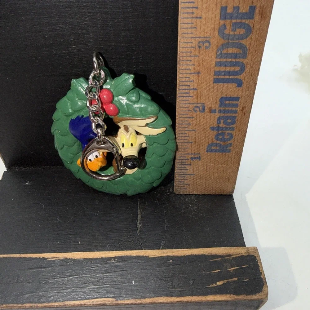 Vintage Looney Tunes Roadrunner & Wile E. Coyote Christmas Wreath PVC Keychain